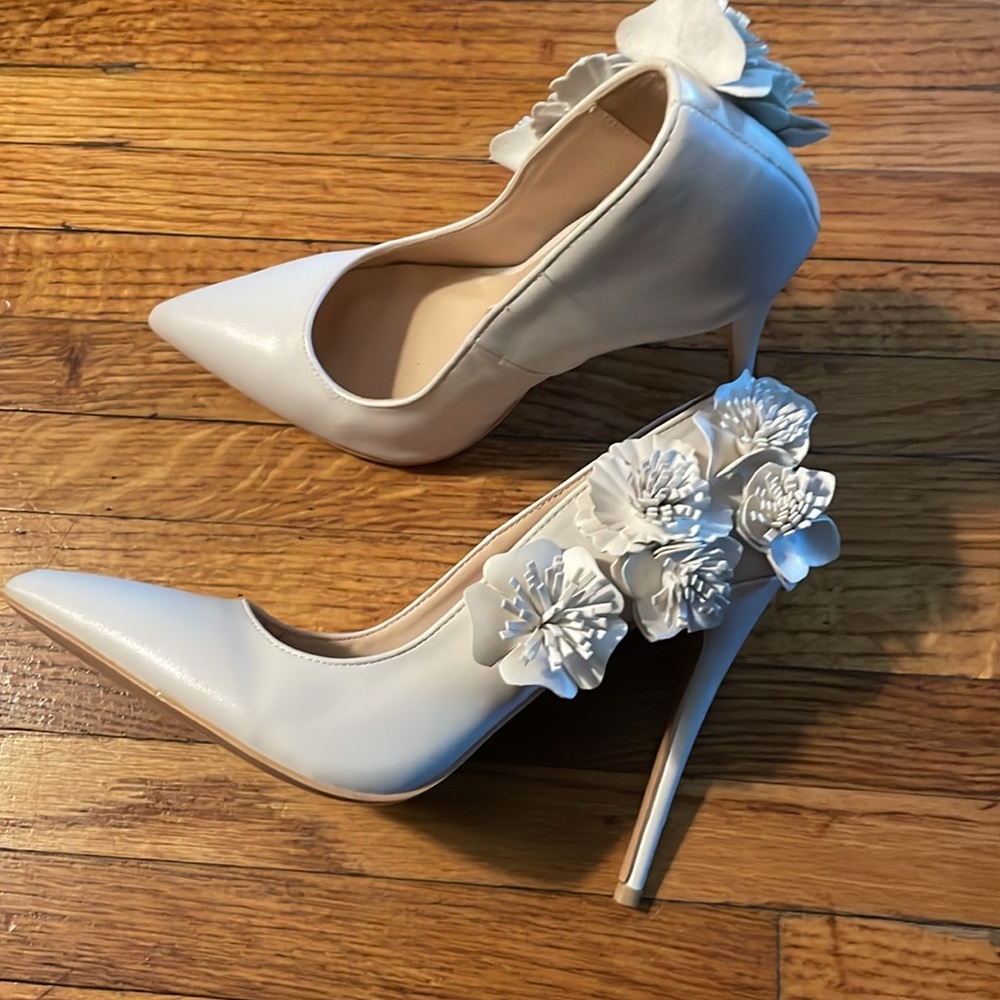 True Decadence flower embellishment classic pump - Picture 2 of 10
